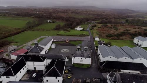 Voando sobre uma destilaria de uísque escocês em Islay