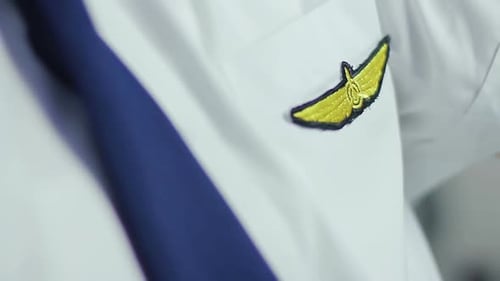 Pilotenabzeichen auf Uniform, Nahaufnahme. Spannender Beruf, gut bezahlter Job