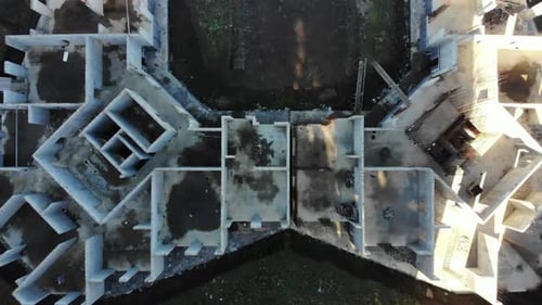 Vista aérea de los cimientos del edificio inacabado.