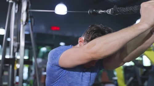 Treinador físico ativo caucasiano ou atleta, treino masculino, exercícios, tração de peso, máquina de musculação em clube de ginástica
