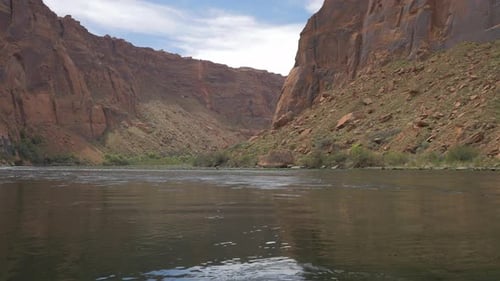 Fluss mit erodierten Klippen
