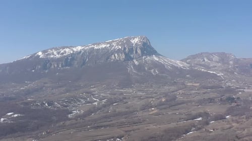 Mountain Stol en hiver dans l'est de la Serbie (vidéo aérienne 4K)