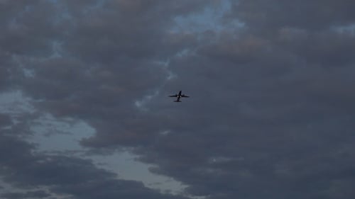 Flugzeug im Himmel Abend