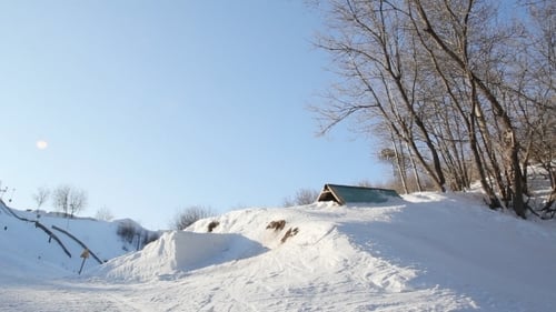Männlicher Snowboarder rutscht am Wintertag vom Berg.