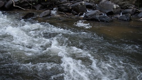 Fließender Wasserfall