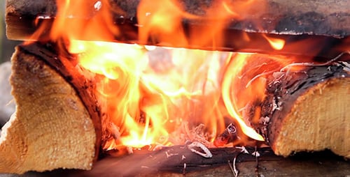 Hoguera encendida a plena potencia