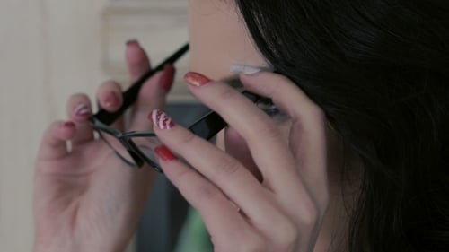 Profil de femme portant les lunettes