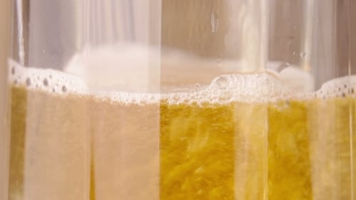 Das Bier in ein Glas gießen