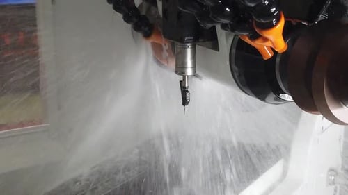 La máquina para afilar la herramienta de corte. Trabaje con una gran cantidad de líquido de corte, una gran cantidad de