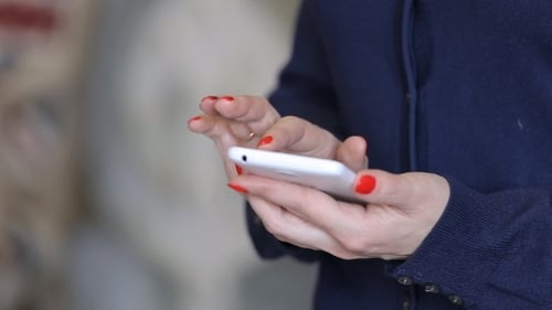 Mädchen benutzt Smartphone,