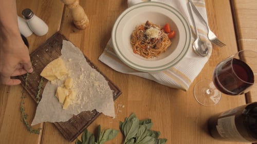 Servir des pâtes bolognaises au parmesan et au thym