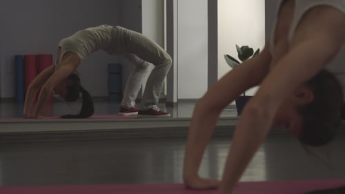 Mujer haciendo ejercicios de estiramiento para flexibilidad