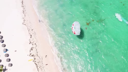 Leute, die Spaß beim Parasailing haben