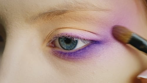 Hacer maquillaje de ojos,