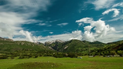 Nuages d'orage sur les montagnes Akmechet