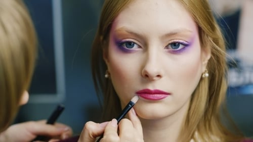 Modelle zum Schminken im Schönheitssalon