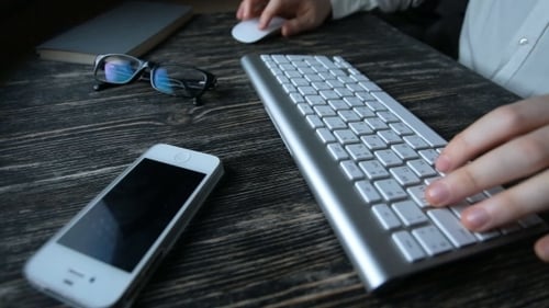 Un lieu de travail moderne. Travail de nuit. Un homme s'assoit devant un ordinateur et tape sur le clavier.