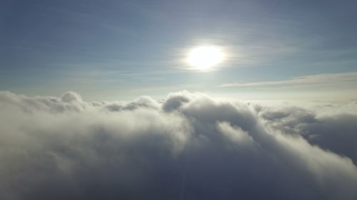 Volando por encima de las nubes