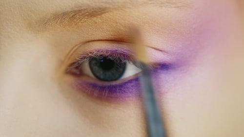 Schöne Frau mit blauen Augen