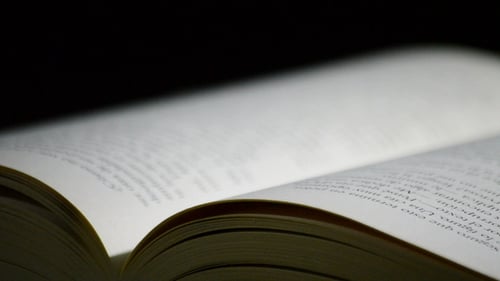 Offenes Buch rotierend auf schwarzem Hintergrund