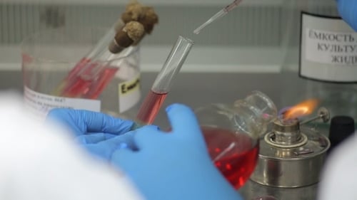 Arbeit in einem chemischen Labor
