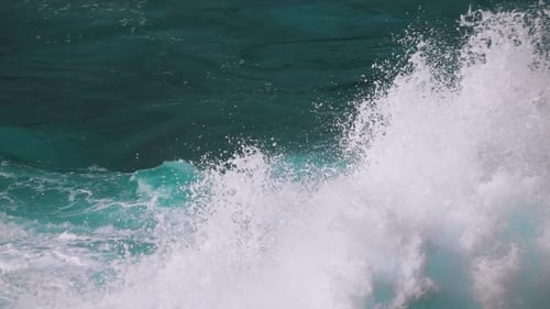 Ondas do mar quebrando na rocha