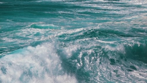 Ondas do mar quebrando na costa