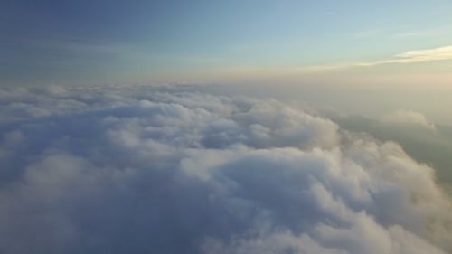 Über den Wolken fliegen