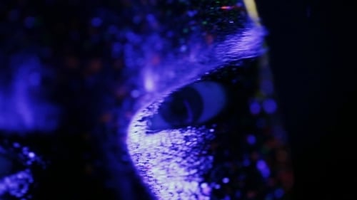 Pupille de l'œil sous la lumière ultraviolette