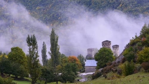 Wolken in einem Gebirgstal Obere Swanetien, Georgia
