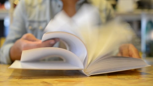 Schnelles Umblättern der Seiten eines Buches