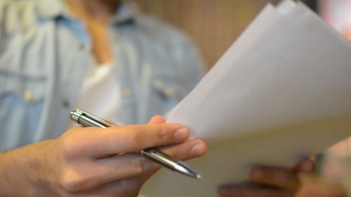 Beschäftigt mit Papierkram