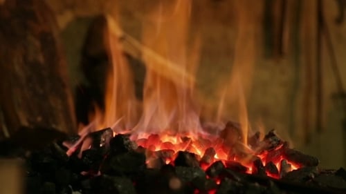 Feu brûlant dans la forge