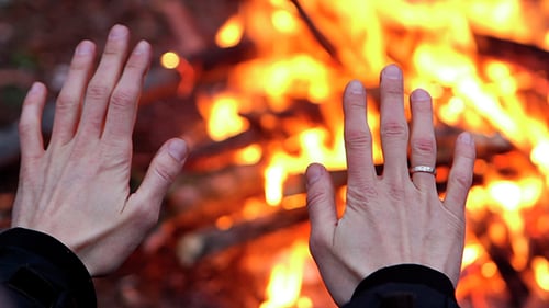 L'homme est chauffé par le feu