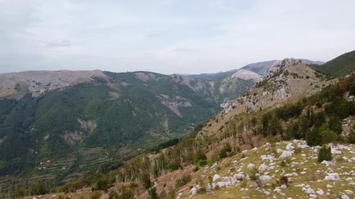 Faszinierender Blick auf das bergige Gelände des Landes