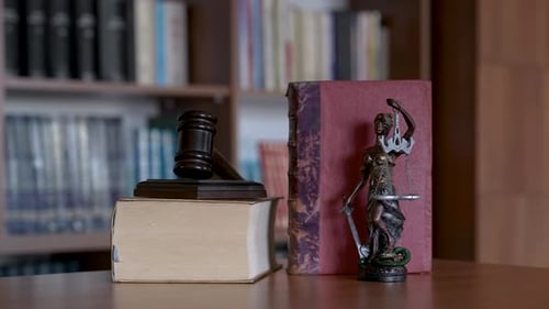 Skala von Justice Richter Gavel und Legal Lawyer Books