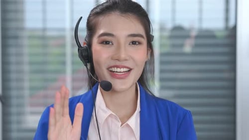 Vista de cámara de videollamada de una empresaria que habla activamente en videoconferencia