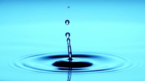 Wassertropfen fallen und spritzen in Zeitlupe