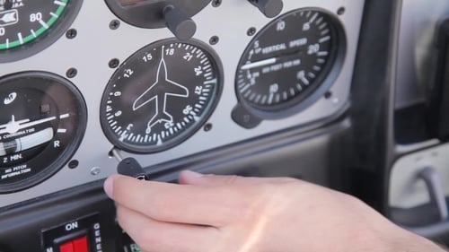 Panel de instrumentos en el avión y la mano del piloto