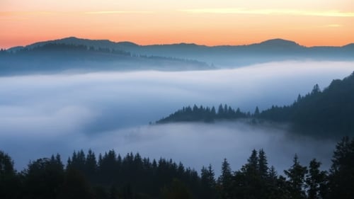 Neblige Berglandschaft. Die Natur. Nebelwolken.