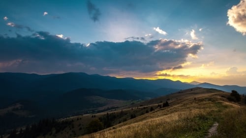 Berggipfel und bewölkter Himmel
