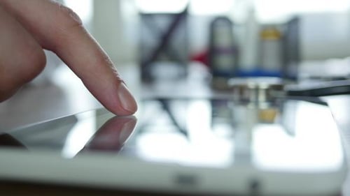 Schiebefinger auf dem Tablet