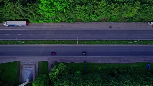 Auto auf einer Autobahnstraße in der Nähe von Green Forest
