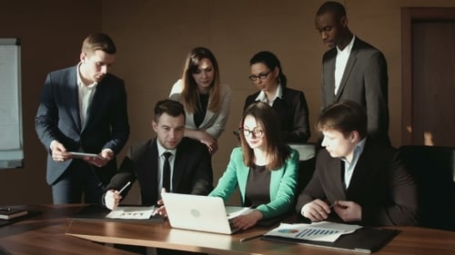 Gruppe von Geschäftsleuten kommuniziert mit Laptop