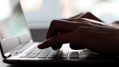 Mann arbeitet am Laptop