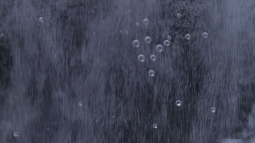 Funkelnde Blasen im Glas Wasser