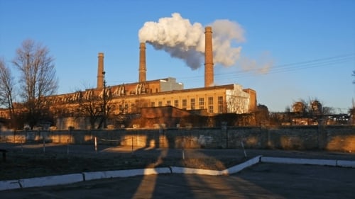 Rauchstapel der Fabrik über blauem Himmelshintergrund