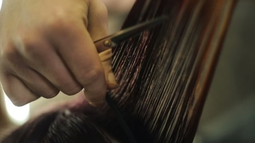 Peluquería peinando el pelo mojado de la mujer