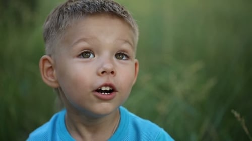 Niño sorprendido