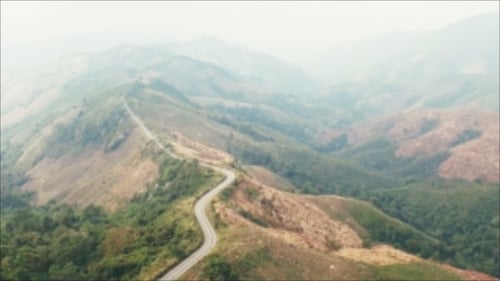 Vista aérea da estrada na montanha 12